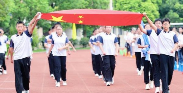 君子配资 新生誓言响彻操场，防诈骗课火爆全场，学校开学典礼燃爆了？